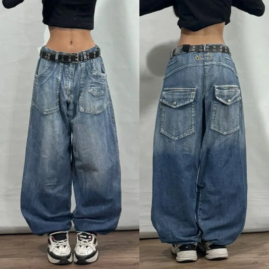 Trendy women's y2k baggy jeans in light wash with oversized fit and vintage style