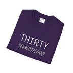 Camiseta unisex de estilo suave con letras THIRTY Something