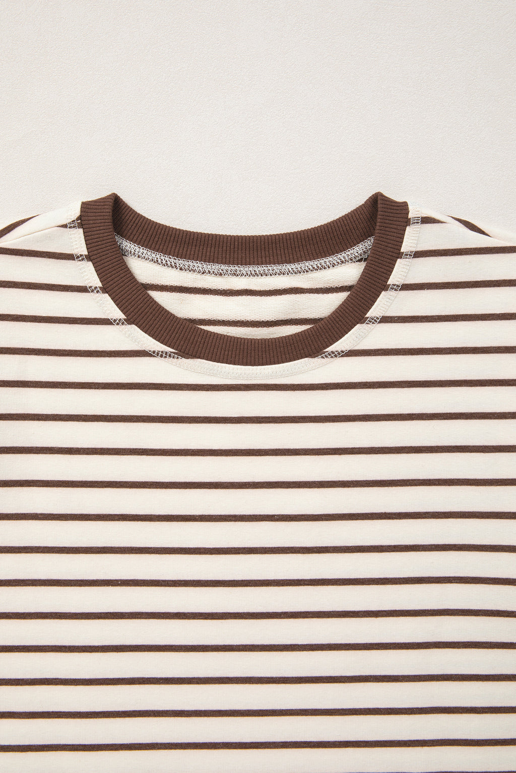 Camiseta sin mangas holgada con cuello redondo y ribete de canalé a rayas rojas