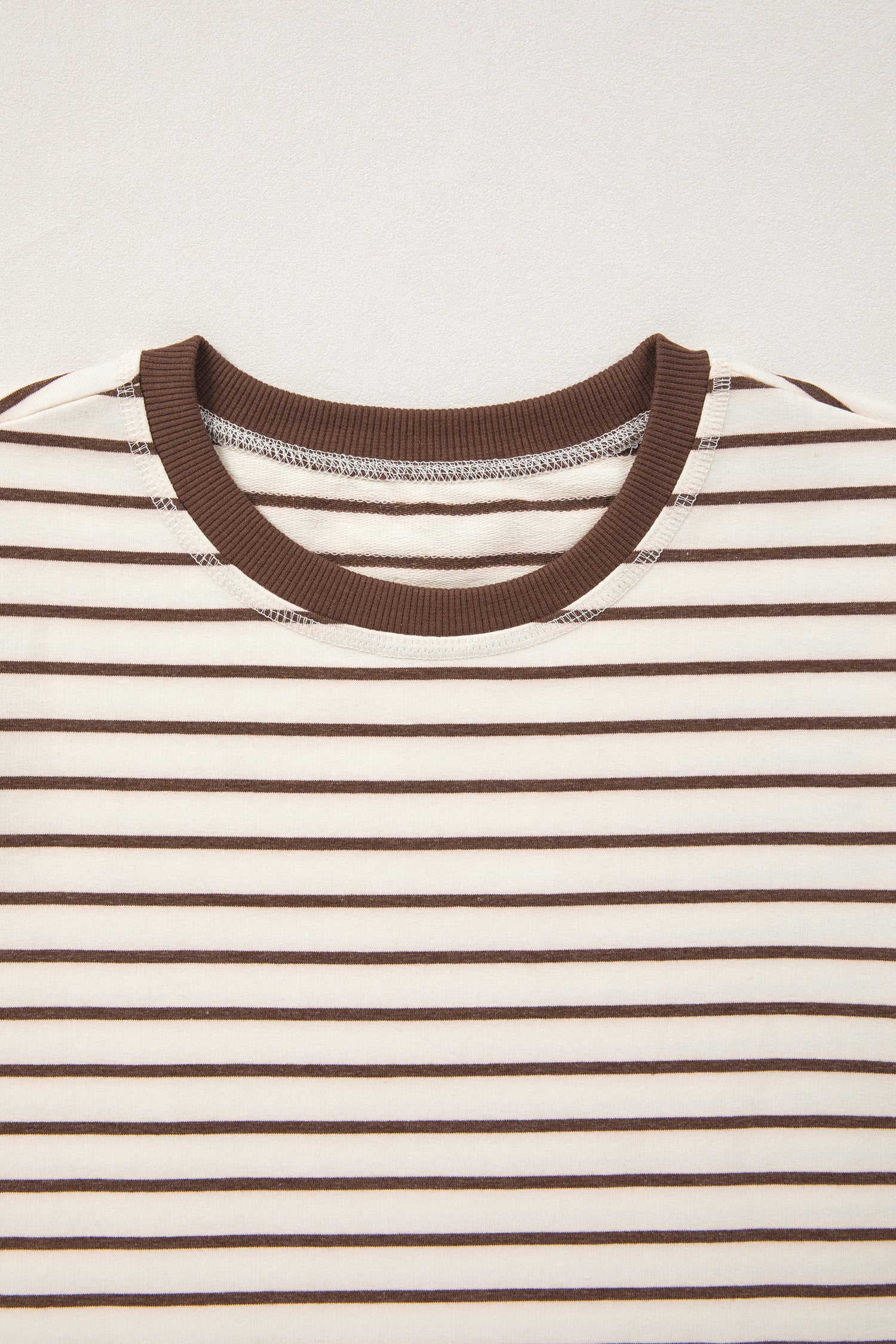 Camiseta sin mangas holgada con cuello redondo y ribete de canalé a rayas rojas