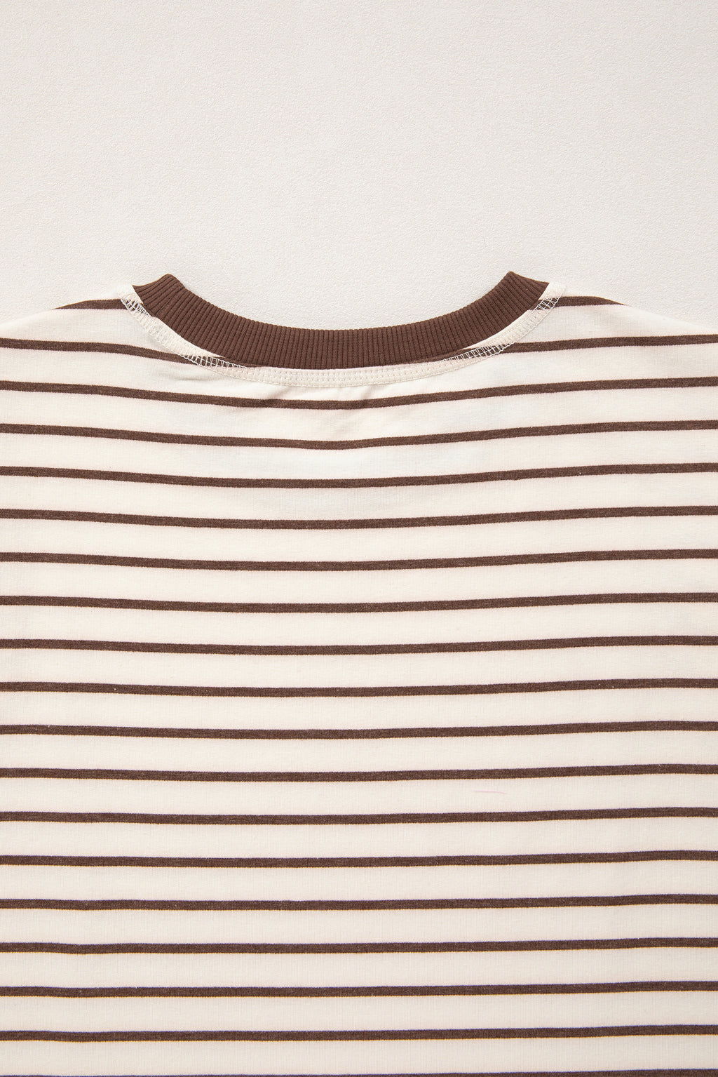 Camiseta sin mangas holgada con cuello redondo y ribete de canalé a rayas rojas