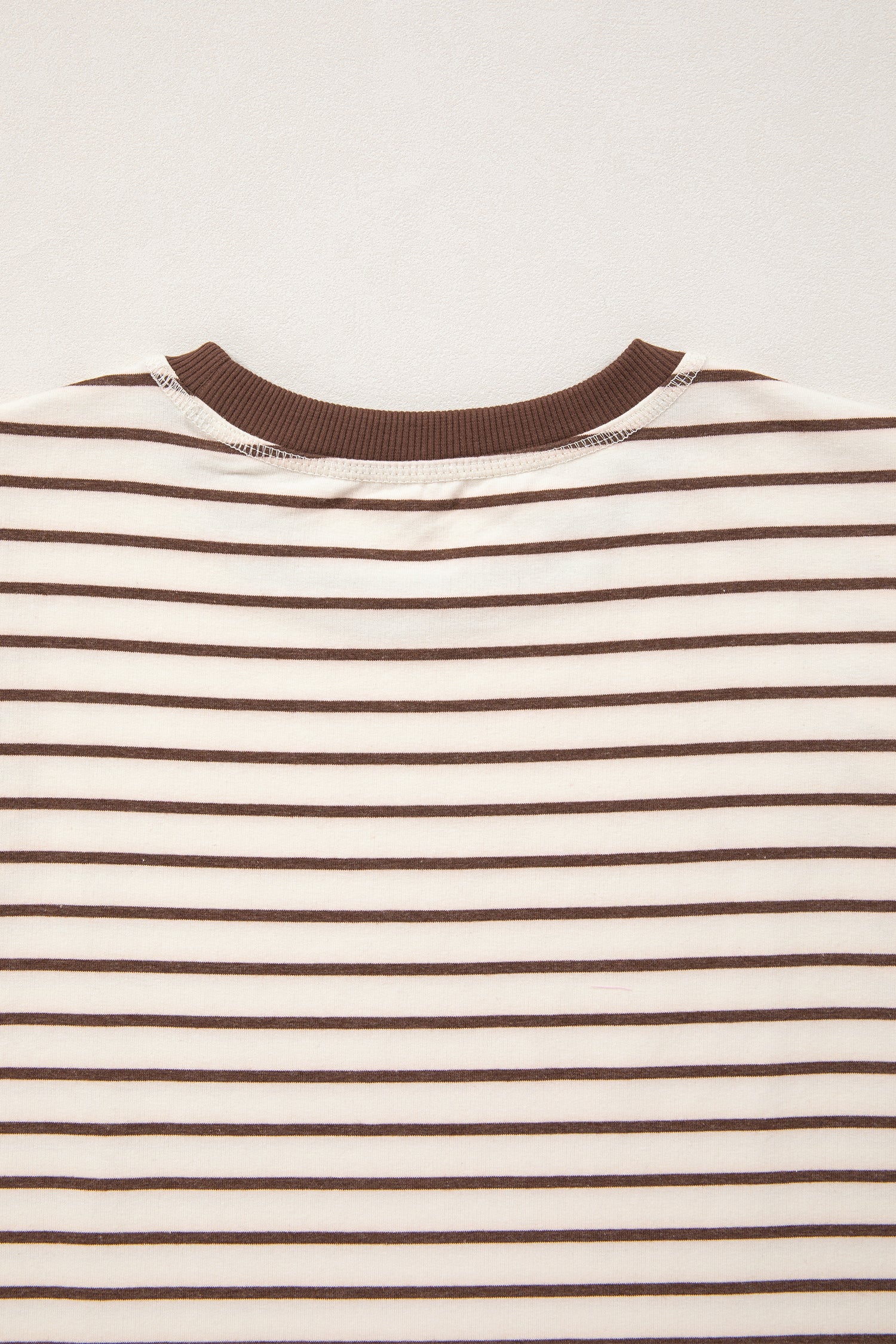 Camiseta sin mangas holgada con cuello redondo y ribete de canalé a rayas rojas