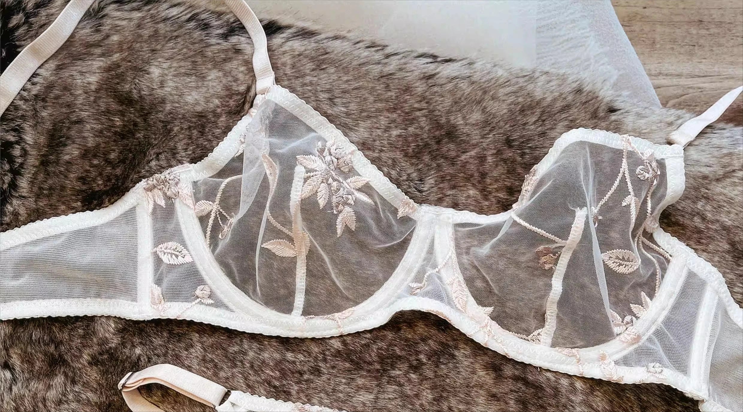 Underwire Bra with Lace - Elegant Style