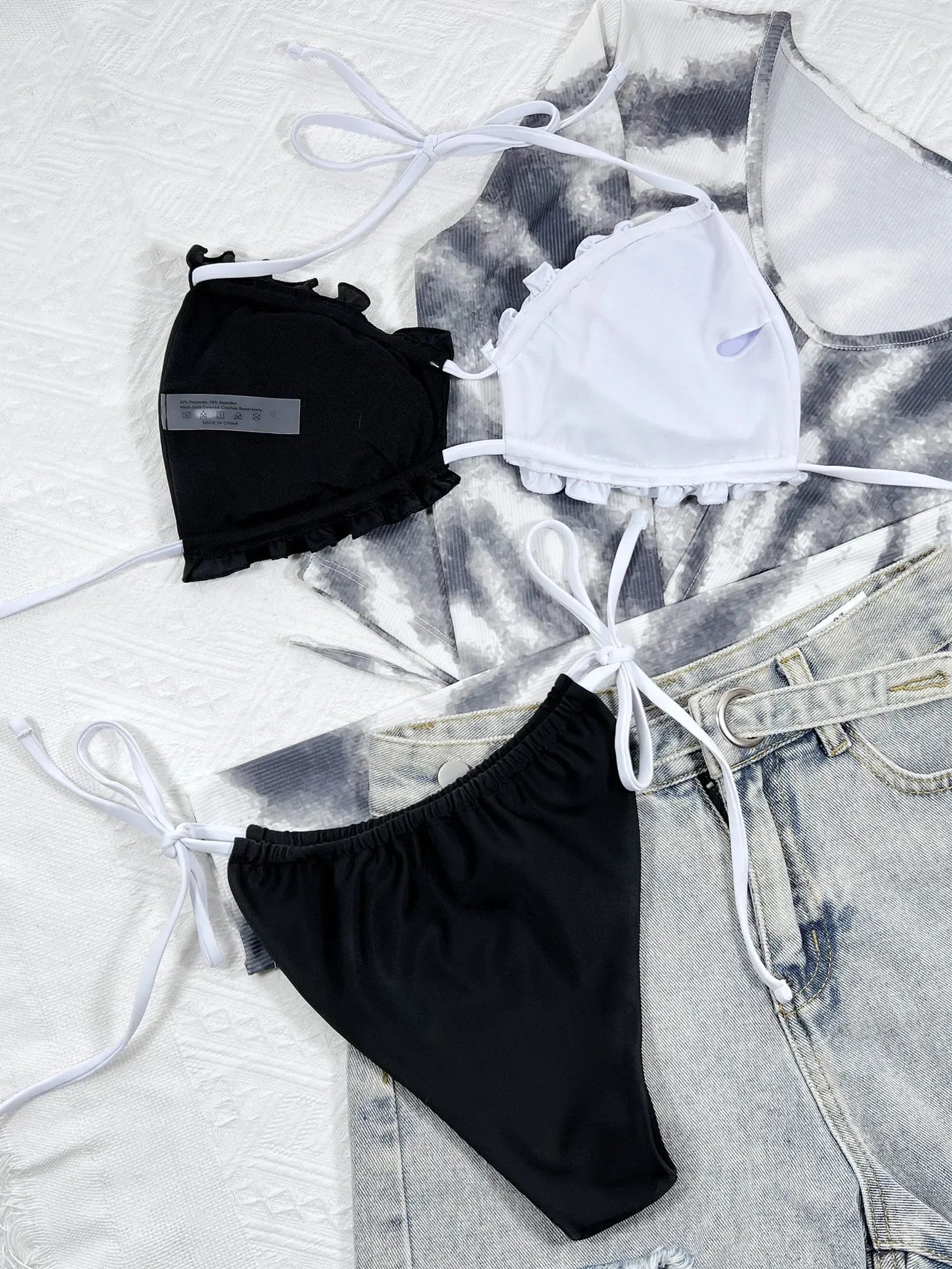 LuckeLadybug beugel bikini set in black and white with ruffle details and adjustable strings