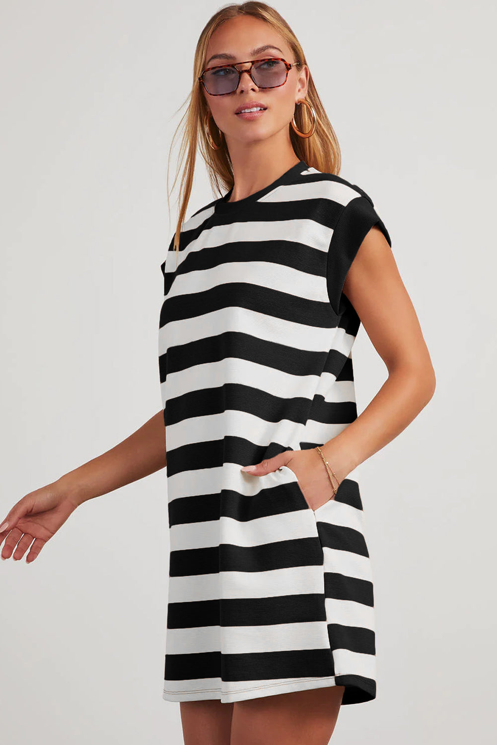 Black and white striped dress from t-shirt with short sleeves and pockets for casual wear
