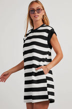Black and white striped dress from t-shirt with short sleeves and pockets for casual wear