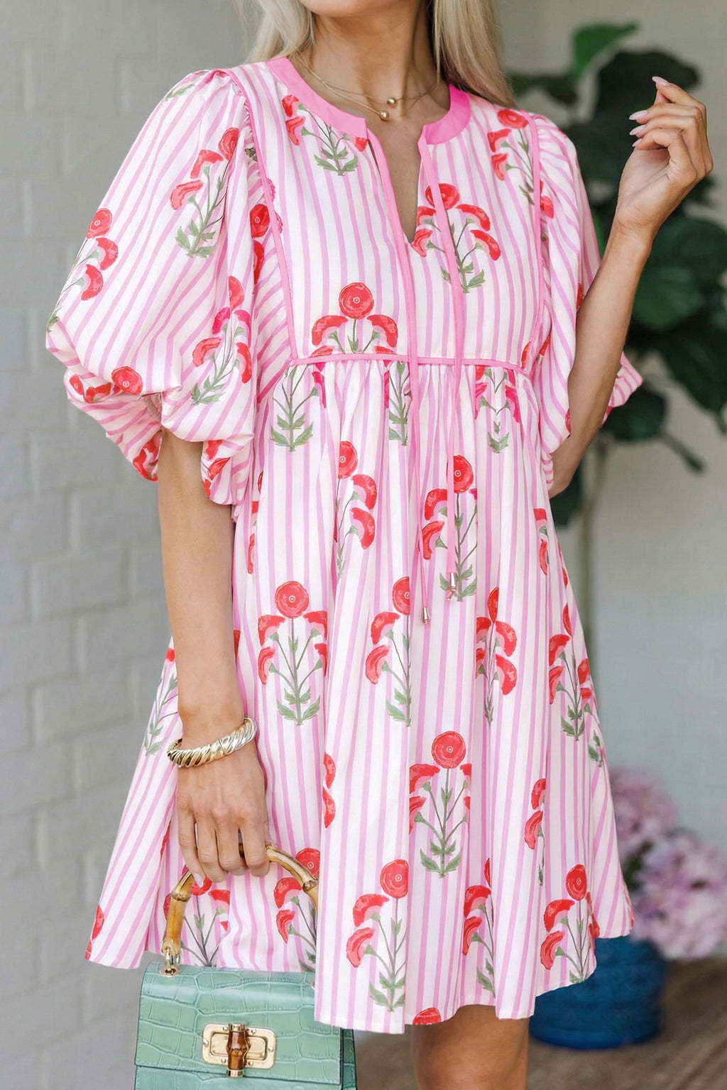Minivestido evasé con cuello con muescas y mangas abullonadas con estampado floral a rayas azul cielo