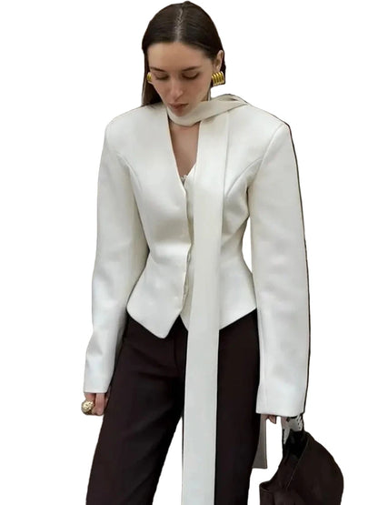 Elegant striped suit coat for women in white with a tailored fit and stylish neck ribbon