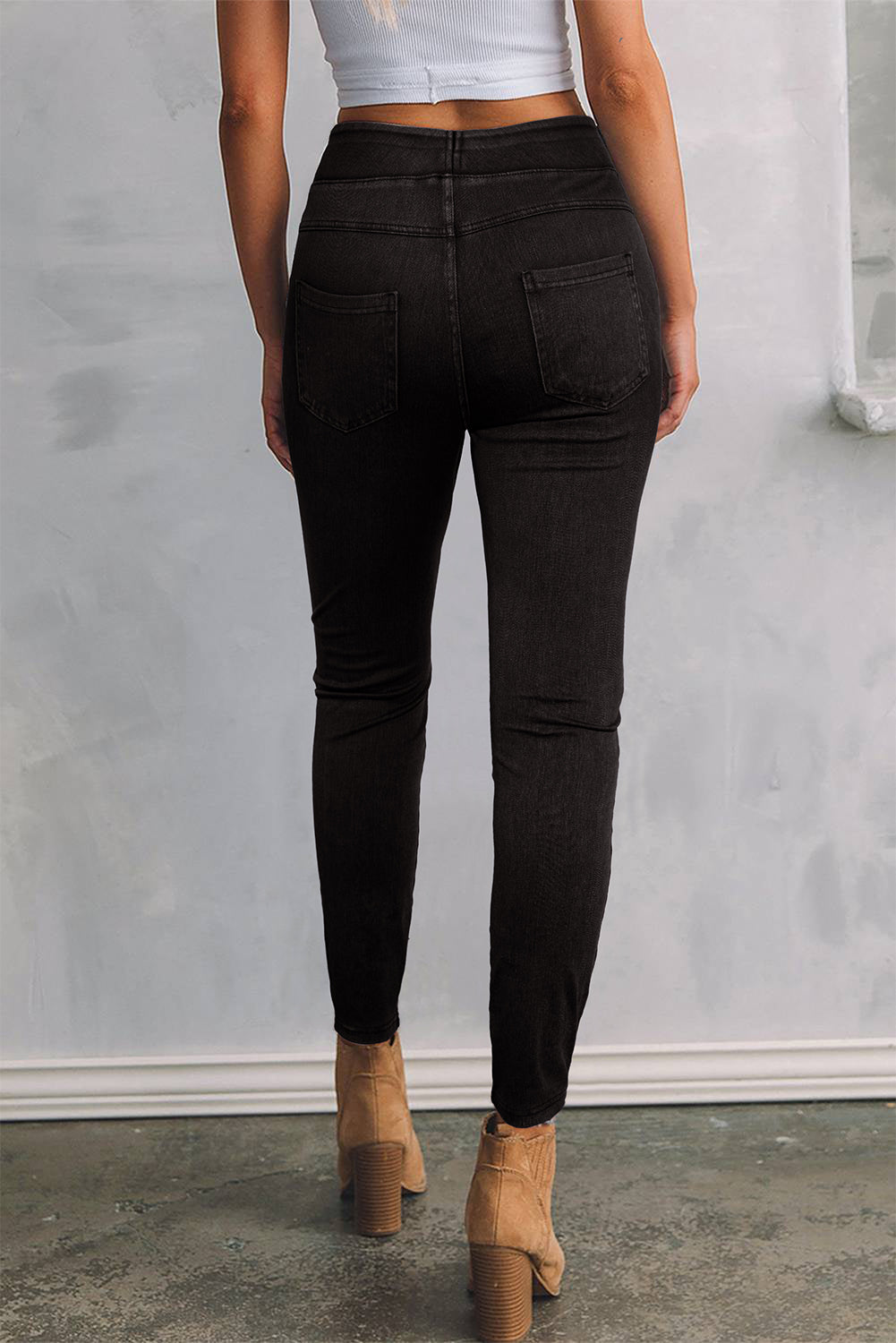 Black high waist jeans with a slim fit and back pockets for a stylish look