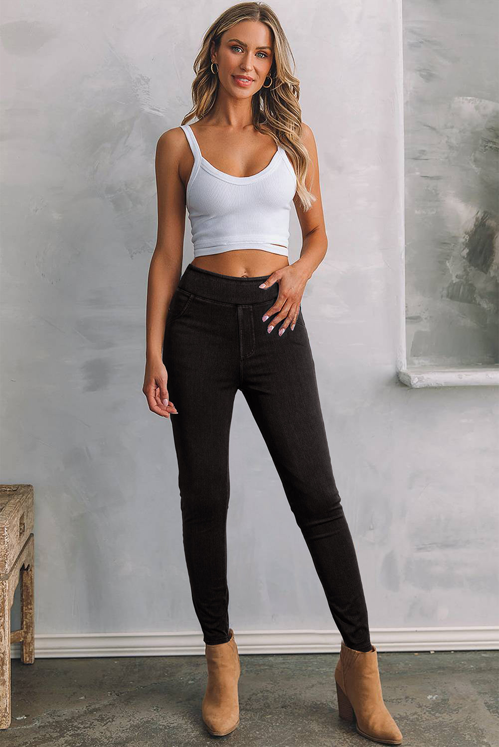 LuckeLAdybug LLC Jeans with high waist in black, stylish and form-fitting for a flattering look