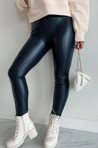 Navy leggings high waist in shiny finish paired with a cozy top and stylish boots