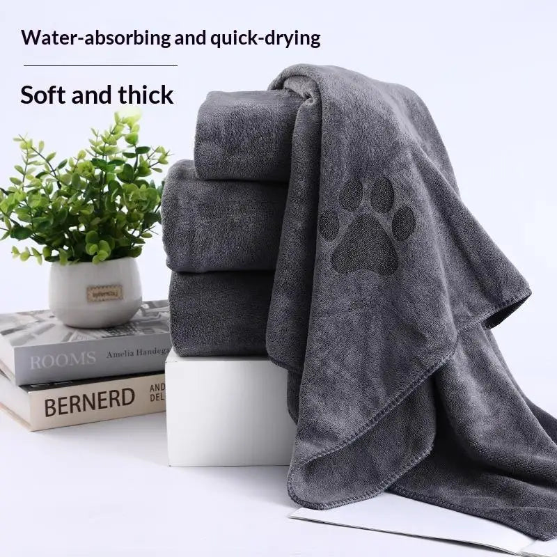 Soft and thick absorbent towel in gray, ideal for quick-drying and water absorption