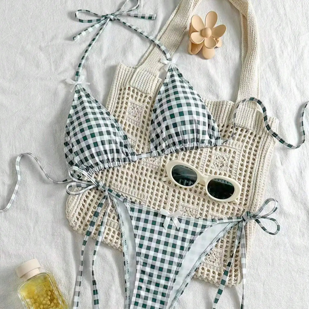 Bikini de cuadros azules para la diversión veraniega
