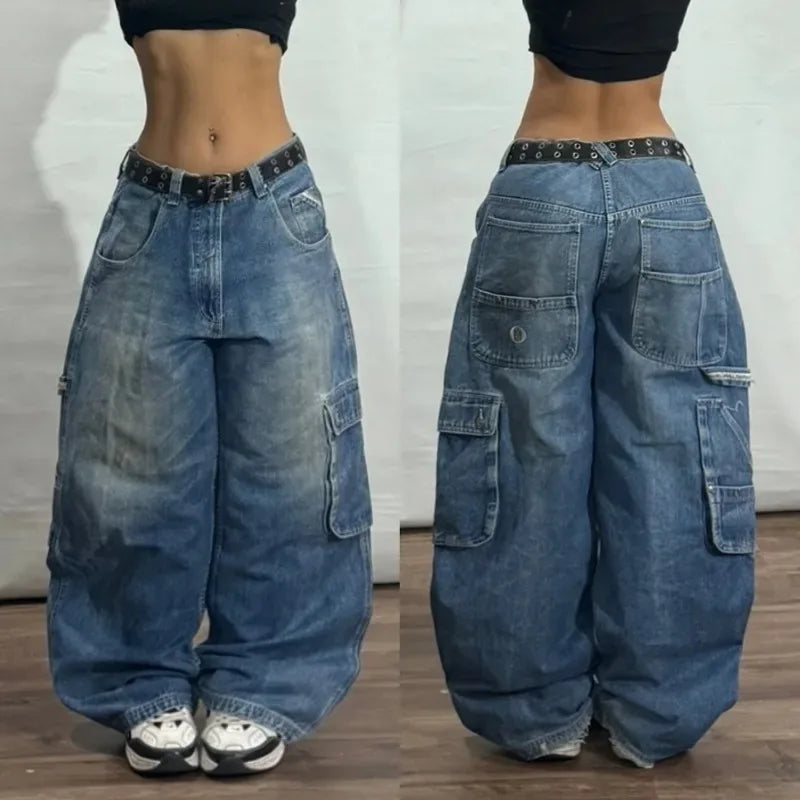 Trendy women's y2k baggy jeans with a loose fit and stylish cargo pockets in light denim wash