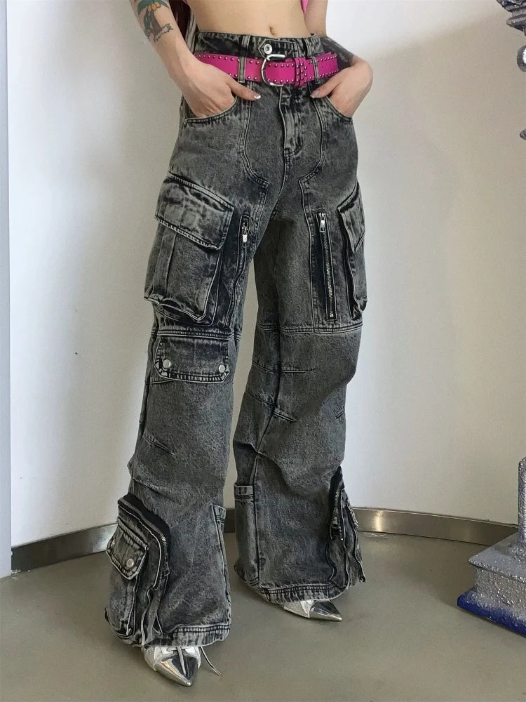 Baggy y2k cargo jeans for women in distressed black with pockets and a stylish, wide-leg design