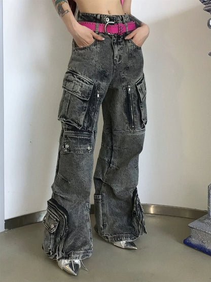 Baggy y2k cargo jeans for women in distressed black with pockets and a stylish, wide-leg design